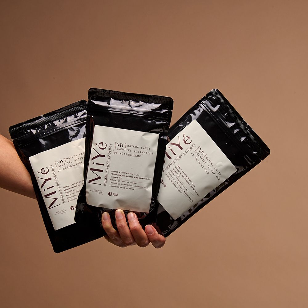 Main tenant trois sachets Miyé Matcha Latte.