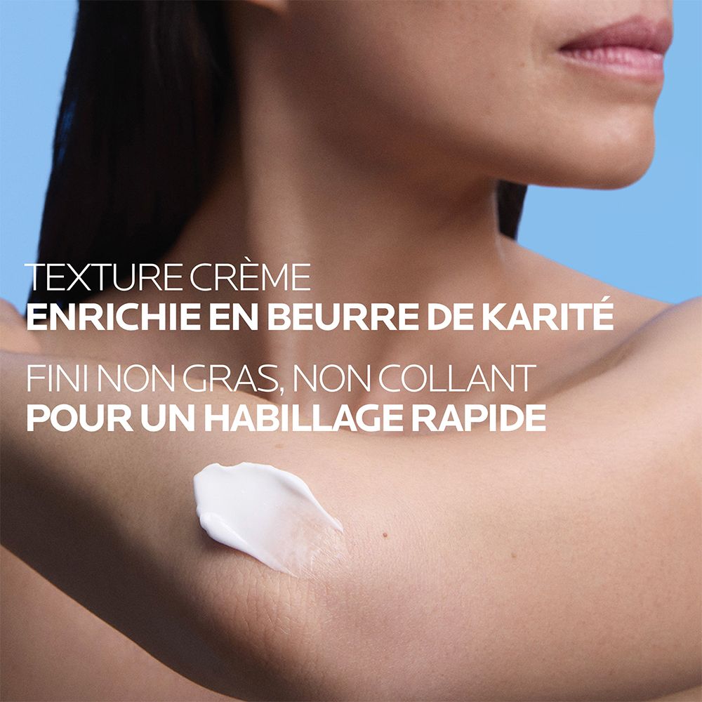 Crème appliquée sur la peau. Texte : Texture crème, enrichie en beurre de karité, non gras, non collant.