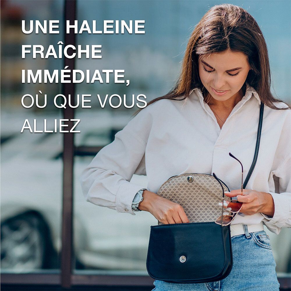 Femme avec CB12 Boost White chewing-gums dans son sac. Haleine fraîche en déplacement.