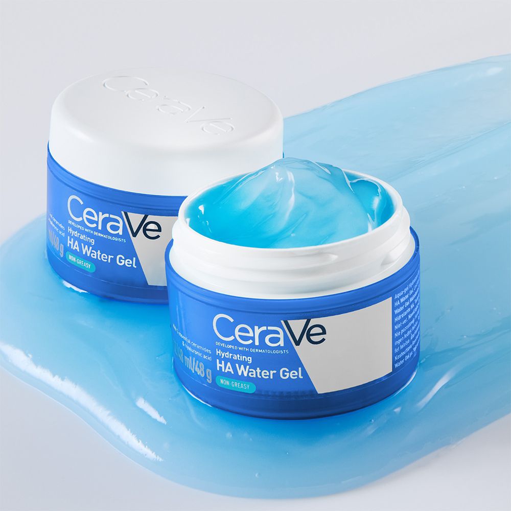 Deux pots bleus. Inscription CeraVe, Hydrating HA Water Gel. Gel sur une surface bleue.