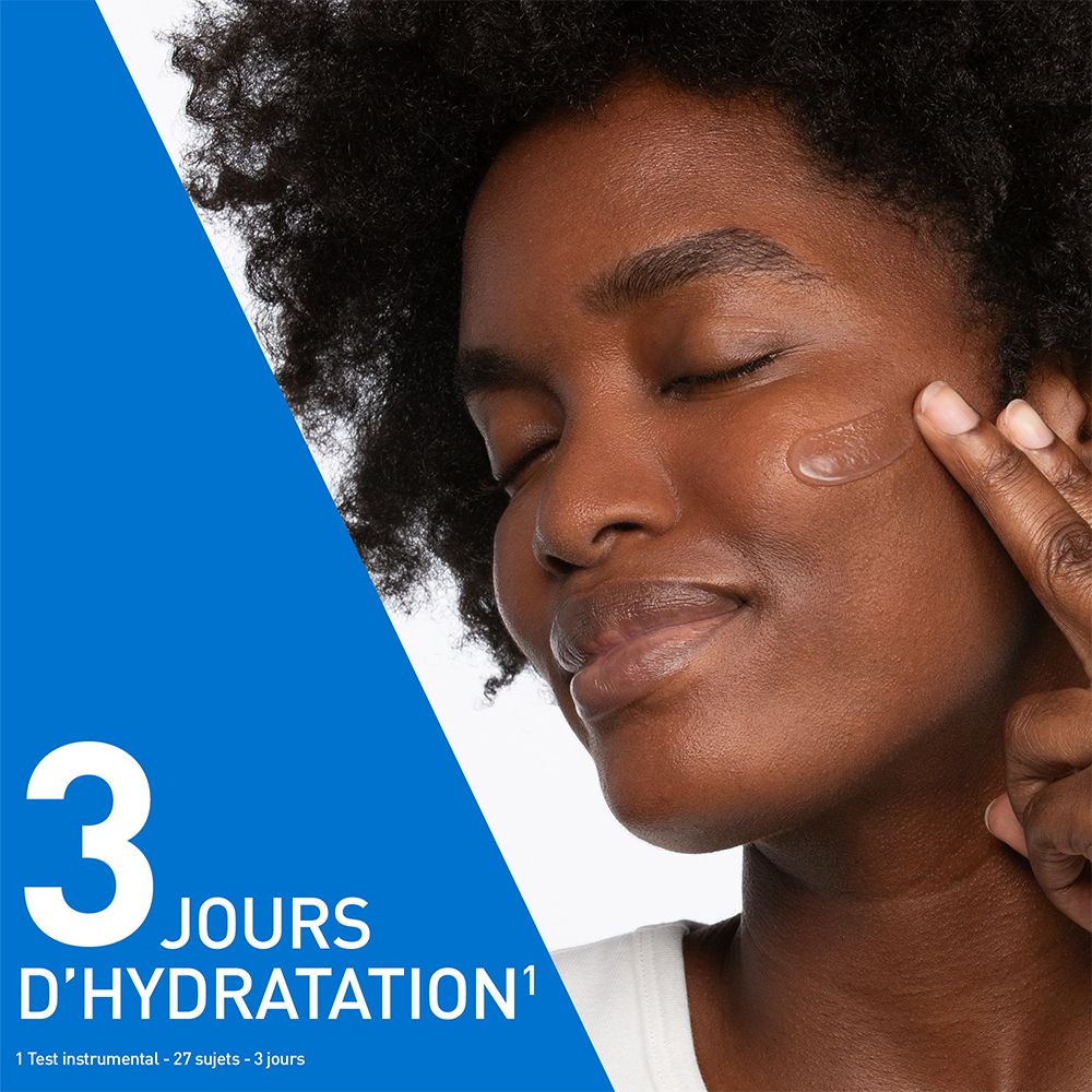 Femme appliquant du gel. Texte: 3 jours d'hydratation. CeraVe Hydrating HA Water Gel.