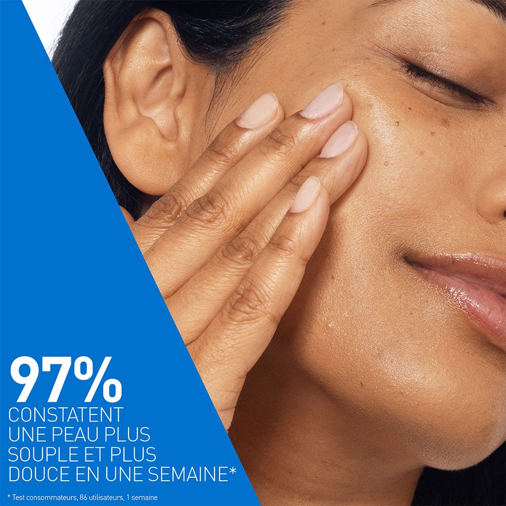 Femme touchant son visage. Texte: 97% peau plus souple en une semaine. CeraVe.