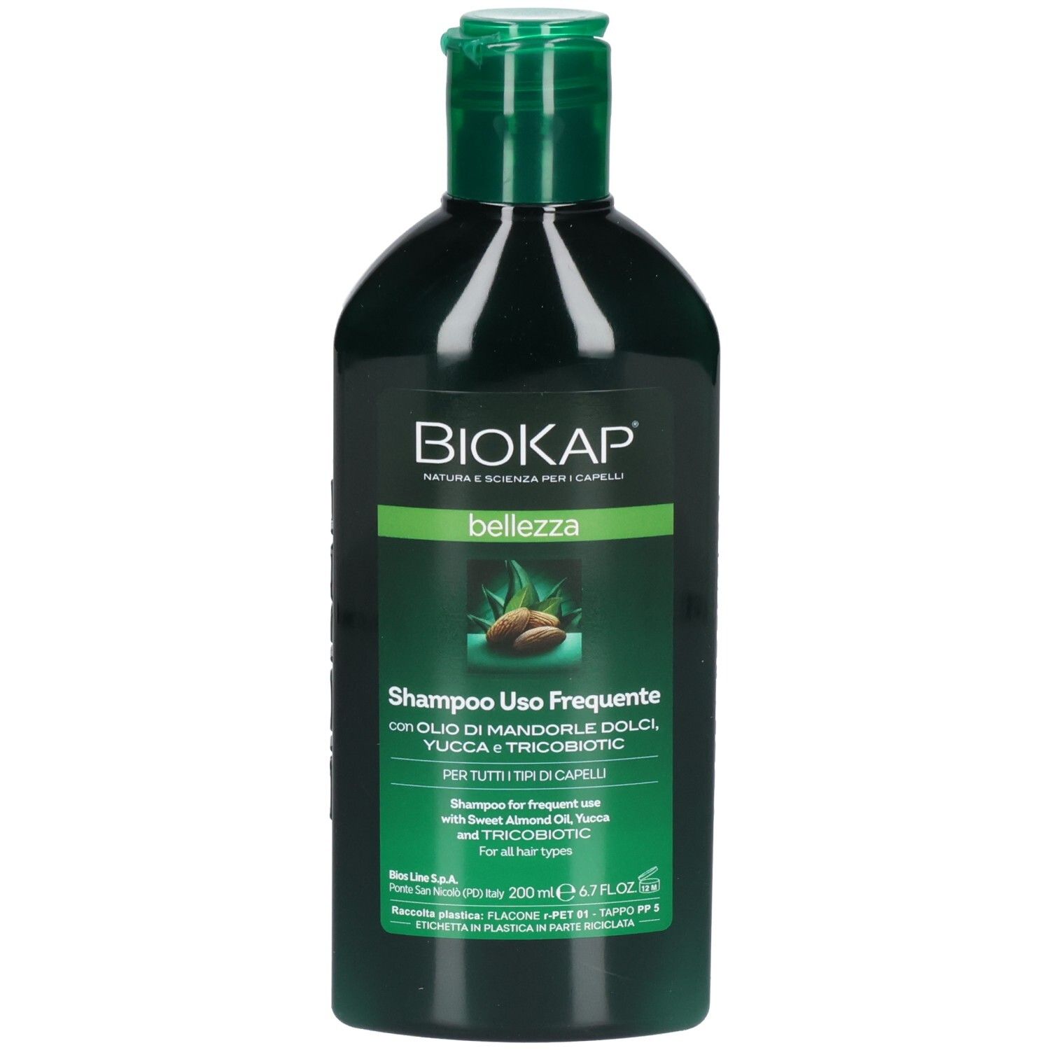 Flacon de shampooing vert avec bouchon vert. Inscription : BIOKAP, Bellezza, Shampooing Usage Fréquent. Avec huile d'amandes, yucca et TRICOBIOTIC.