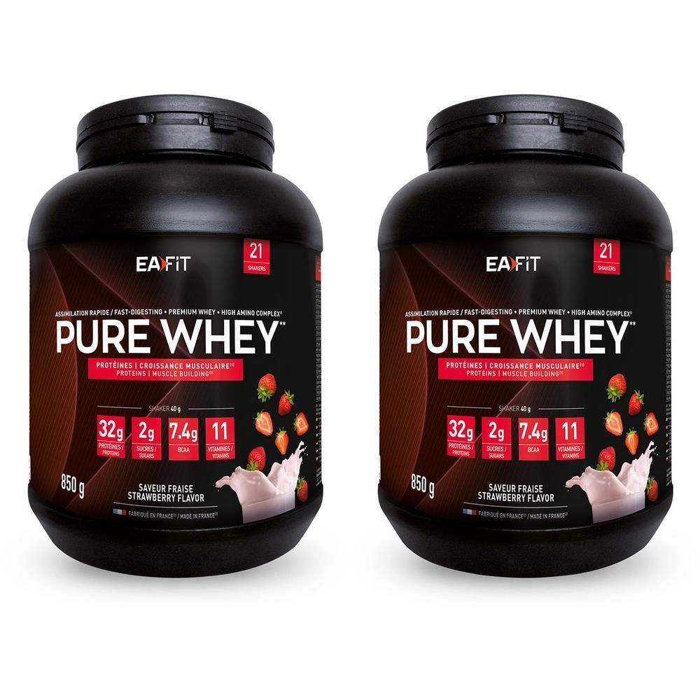 Deux pots noirs avec texte rouge. Inscription: PURE WHEY, saveur fraise. 850 g. Logo EA FIT. 21 portions.