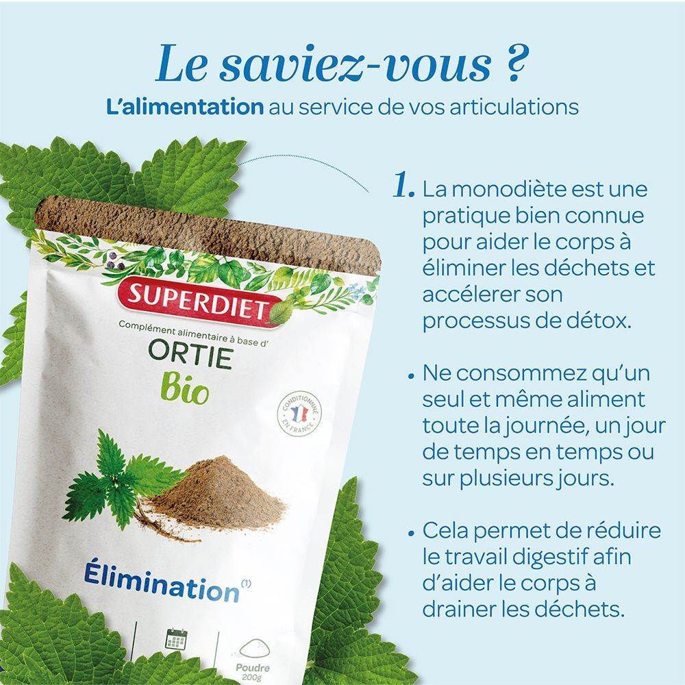 Sachet de poudre d'Ortie Bio SUPERDIET parmi des feuilles d'ortie fraîches. Texte sur la monodiète et la détoxification.