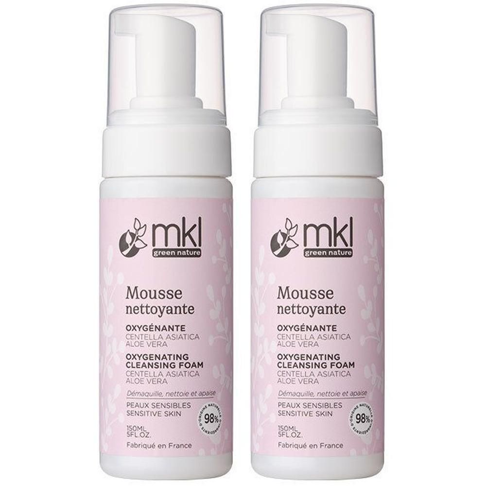 Deux flacons de Mousse Nettoyante. Emballage rose et blanc avec nom et logo du produit. Contient de l'Aloe Vera et Centella Asiatica. 98% d'ingrédients d'origine naturelle.