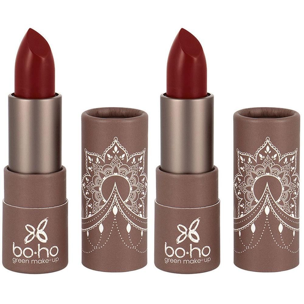 Deux rouges à lèvres rouges. Les étuis sont bruns avec un motif blanc et le logo. Le rouge à lèvres est sorti de l'emballage.