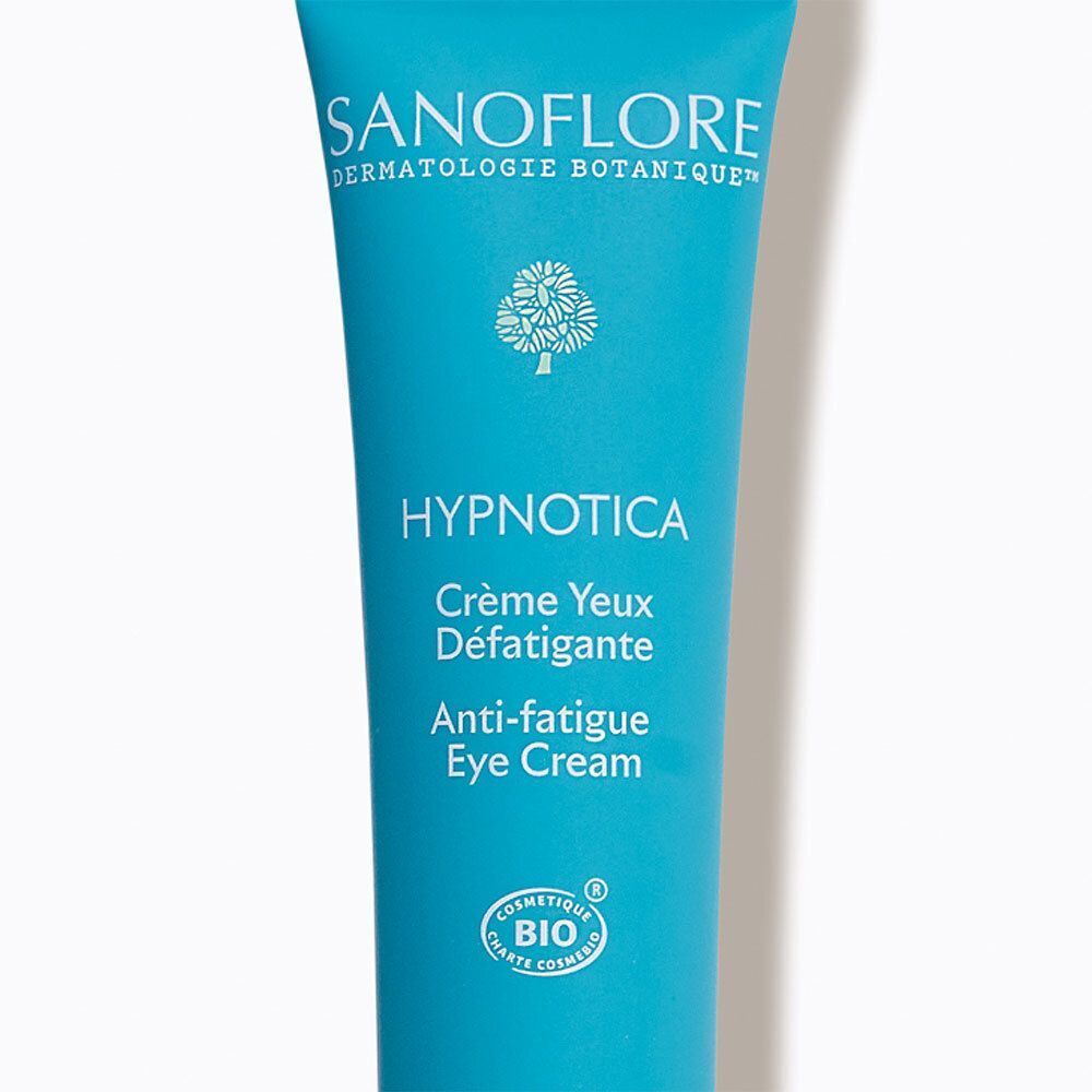 Gros plan d'un tube de Sanoflore Regard Hypnotica. Tube bleu turquoise avec texte: Sanoflore, Hypnotica, Crème Yeux Défatigante, Anti-fatigue Eye Cream.