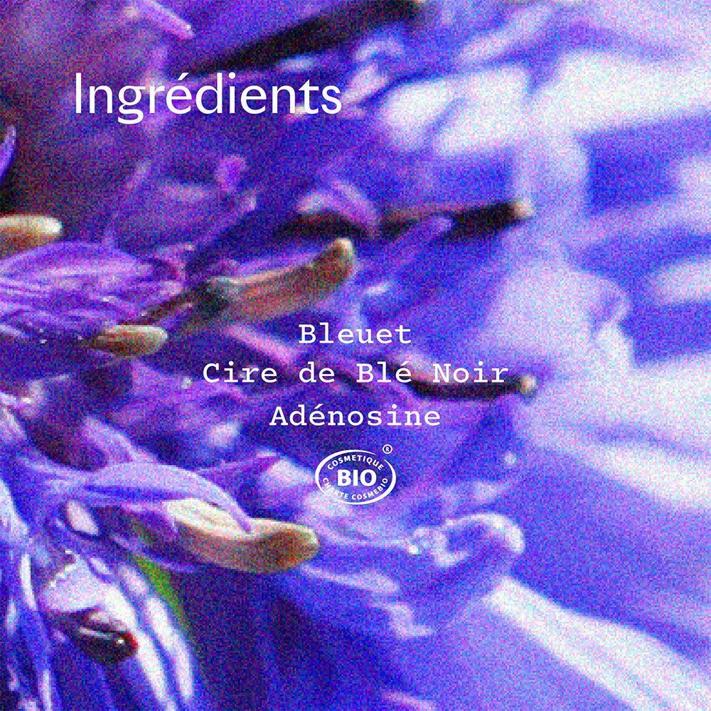 Gros plan de fleurs avec texte: Ingrédients, Bleuet, Cire de Blé Noir, Adénosine. Certification bio.