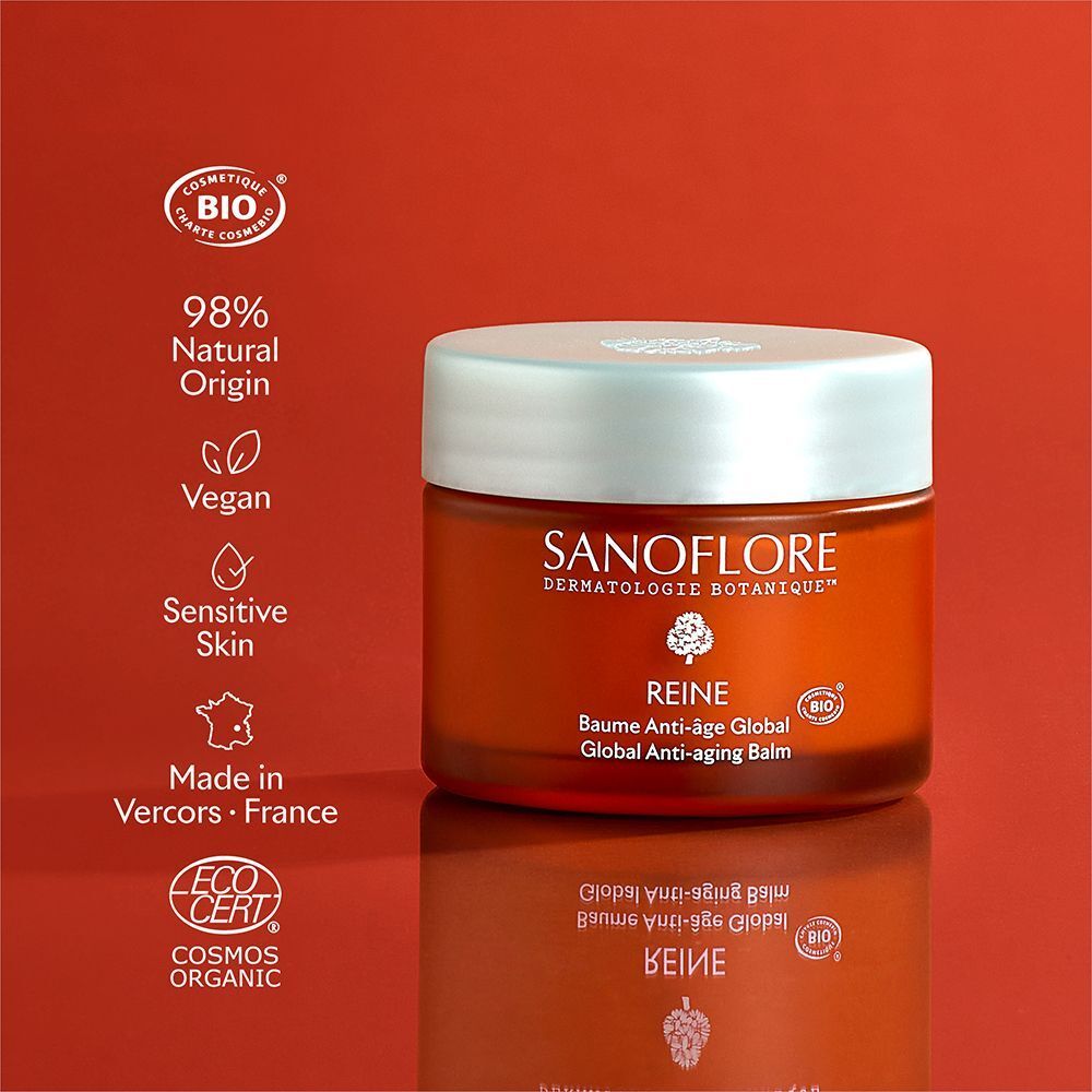 Un pot de Baume Anti-Âge Global Sanoflore. Pot orange avec couvercle clair. Texte: Sanoflore, Reine, Global Anti-aging Balm. Certification bio.