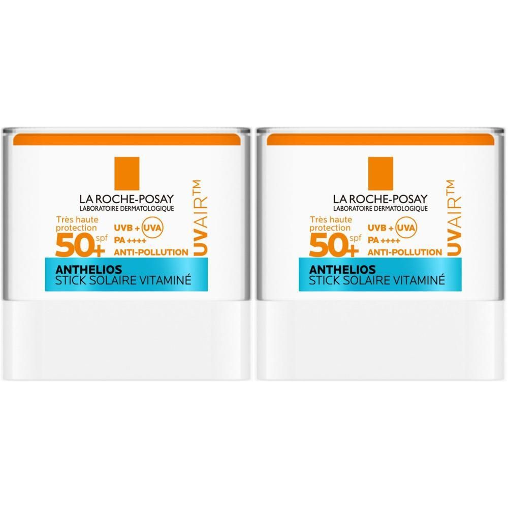 Deux sticks solaires rectangulaires. Récipient blanc avec étiquette bleue et orange. Texte: Anthelios Stick Solaire Vitaminé SPF50+.