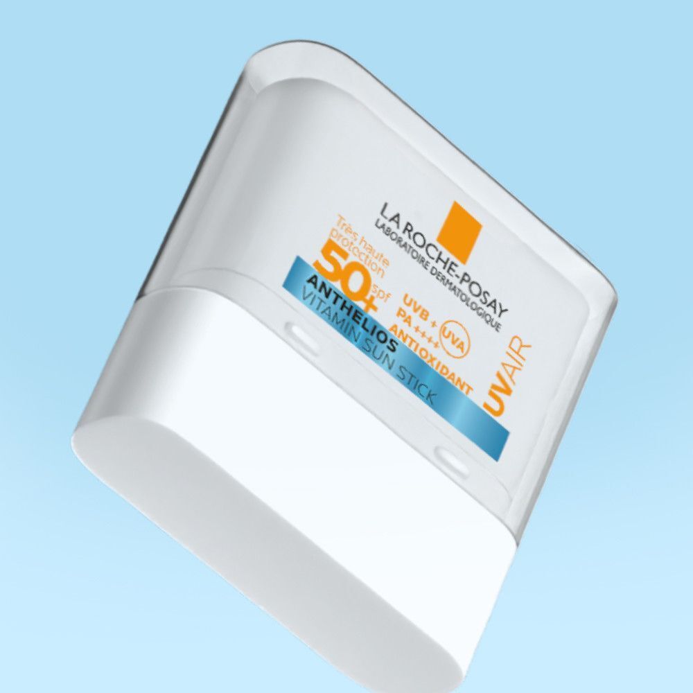 Stick solaire dans un récipient blanc. Capuchon transparent. Texte: Anthelios Vitamin Sun Stick SPF50+.