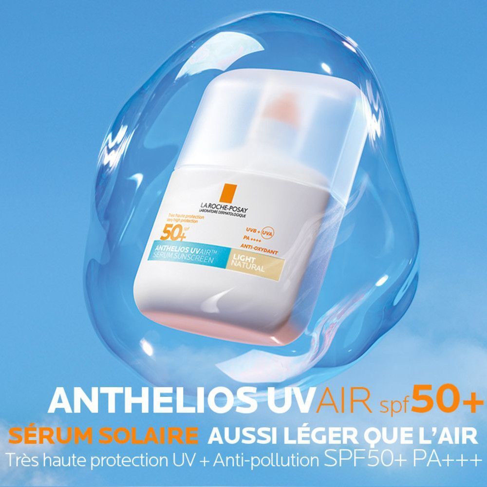 Flacon blanc dans une bulle bleue. Inscriptions: Anthelios UVAir SPF50+. Texte: Sérum solaire, aussi léger que l'air. Très haute protection UV.