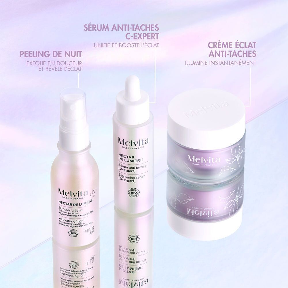 Trois produits: sérum, crème et peeling. Marque Melvita. Texte: Sérum anti-taches C-expert, Crème éclat anti-taches.