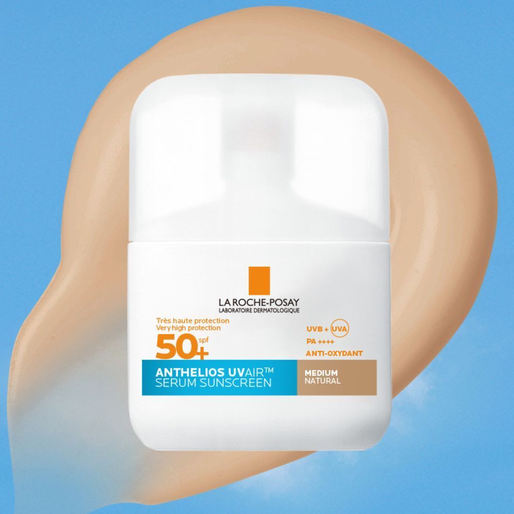Flacon blanc avec logo orange. Inscription: Anthelios Uvair Serum Sunscreen SPF50+. Sur fond clair.