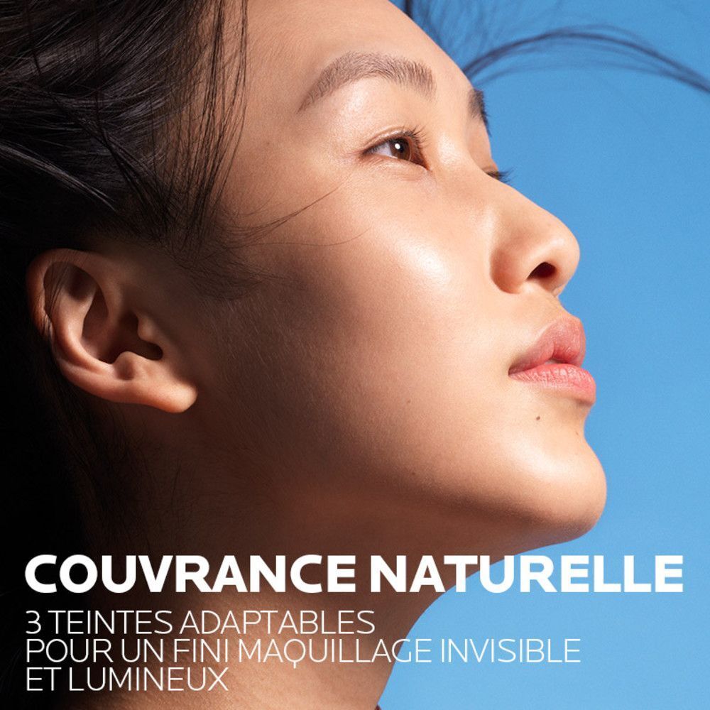Portrait d'une femme. Texte: Couvrance naturelle. 3 Teintes adaptables pour un fini maquillage invisible et lumineux.