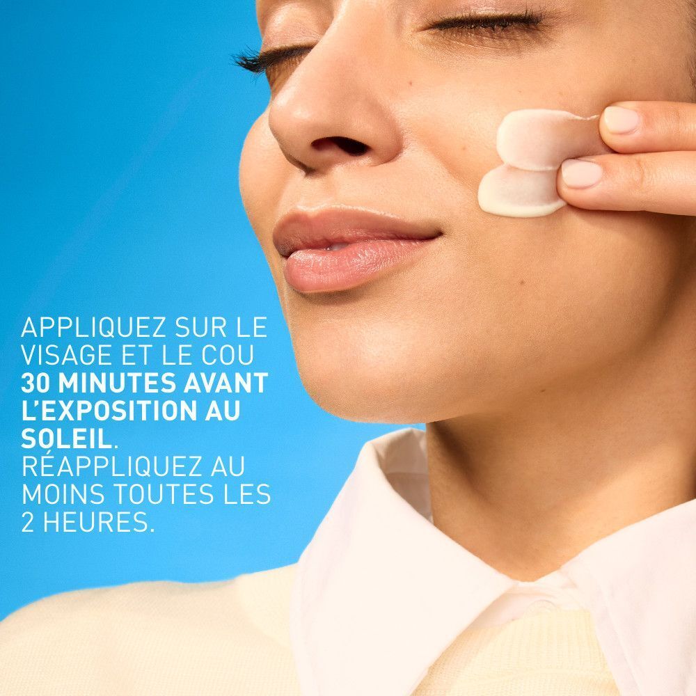 Femme appliquant CeraVe Fluide Hydratant Invisible SPF50+ sur visage et cou. Texte: 30 minutes avant soleil, toutes 2 heures.