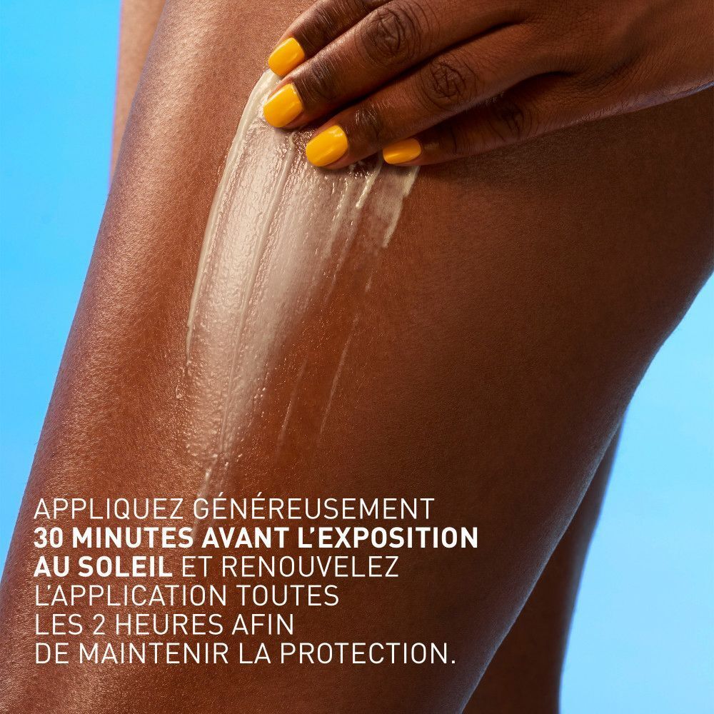 Personne applique de la crème solaire sur la jambe. Texte: Appliquer 30 minutes avant, renouveler toutes les 2 heures.