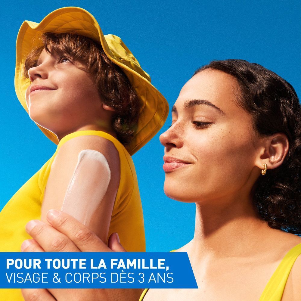 Mère et enfant appliquant de la crème solaire. Texte : Pour toute la famille, visage et corps dès 3 ans.