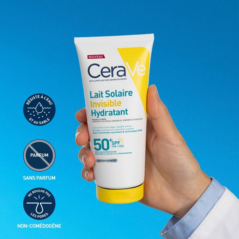 Main tenant un tube de CeraVe Lait Solaire Invisible Hydratant. Texte: Sans parfum, non-comédogène, résiste à l'eau et au sable.