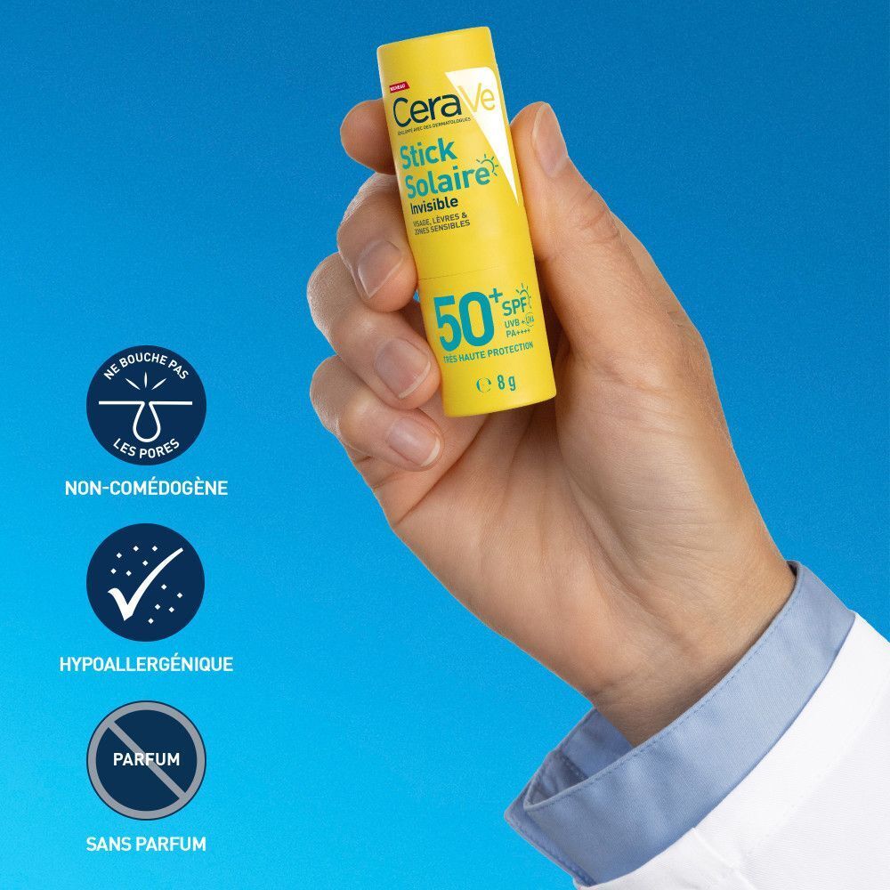 Main tenant un stick solaire CeraVe Invisible SPF50+ jaune. Inscription : 50+ SPF, 8g. Logos : non comédogène, hypoallergénique, sans parfum.