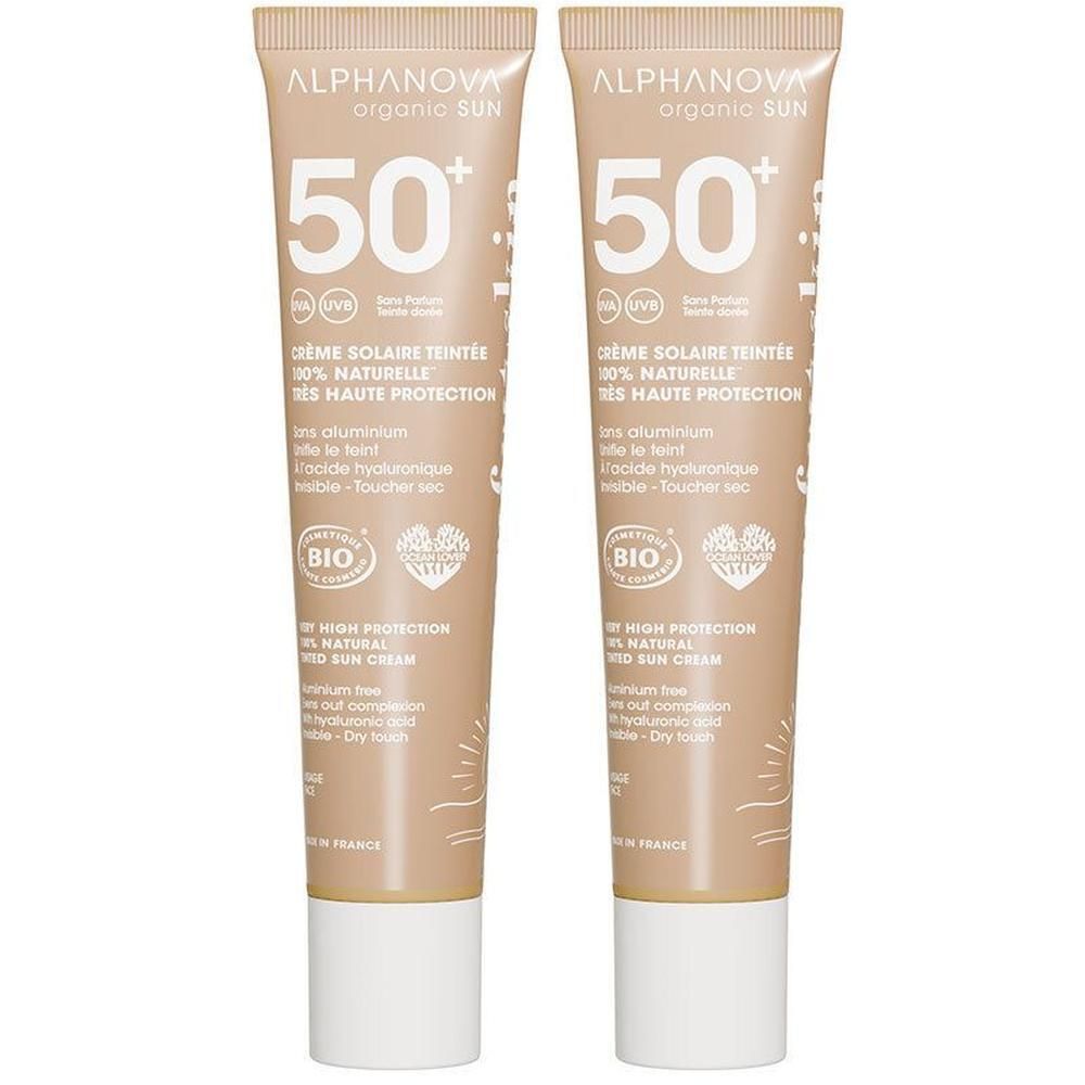 Deux tubes de crème solaire teintée. Tubes beiges avec bouchons blancs. Inscriptions: ALPHANOVA, 50+, Crème solaire teintée, certification BIO.