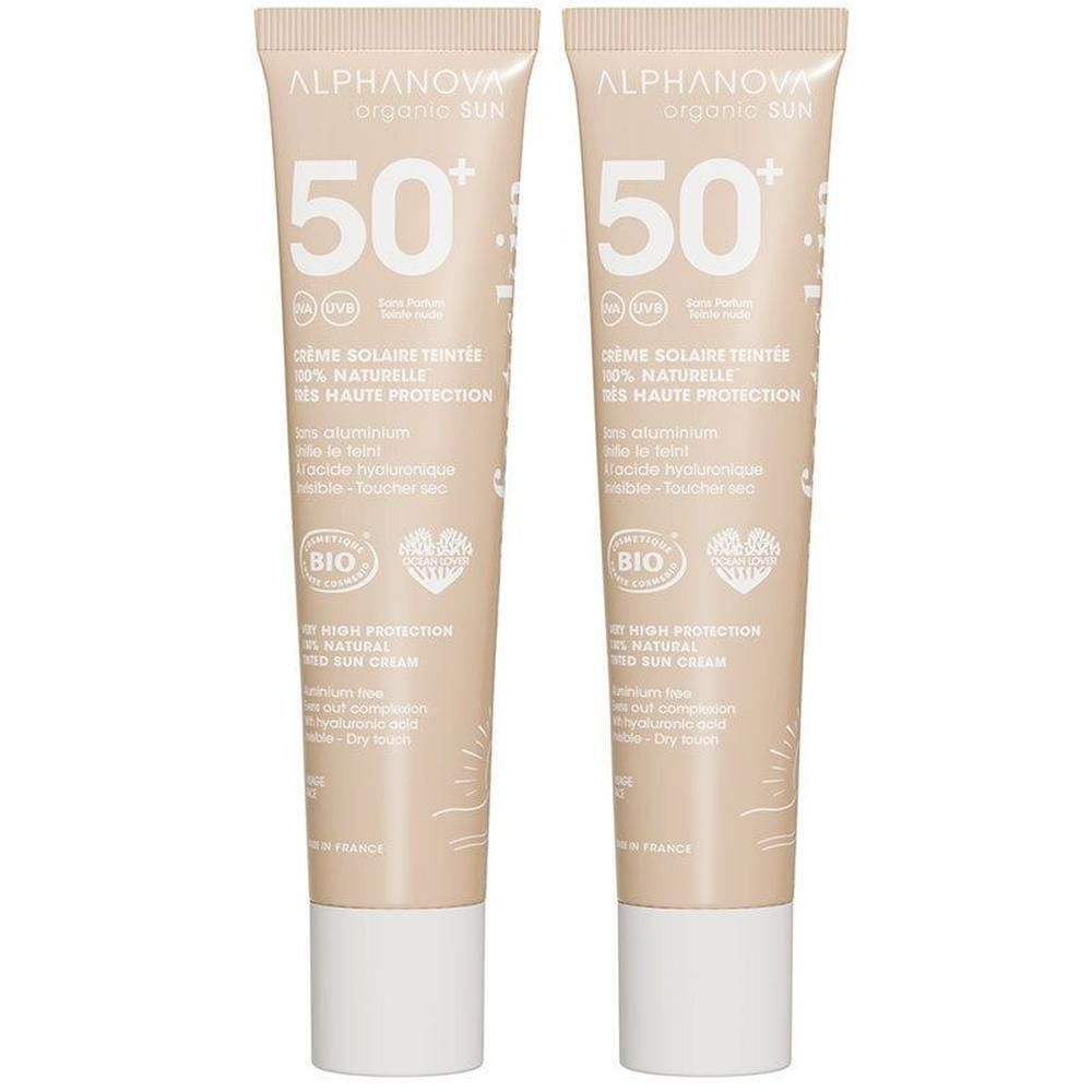 Deux tubes de crème solaire teintée SPF 50+. Tubes beiges avec bouchons blancs. Inscription: Alphanova, BIO, protection solaire.