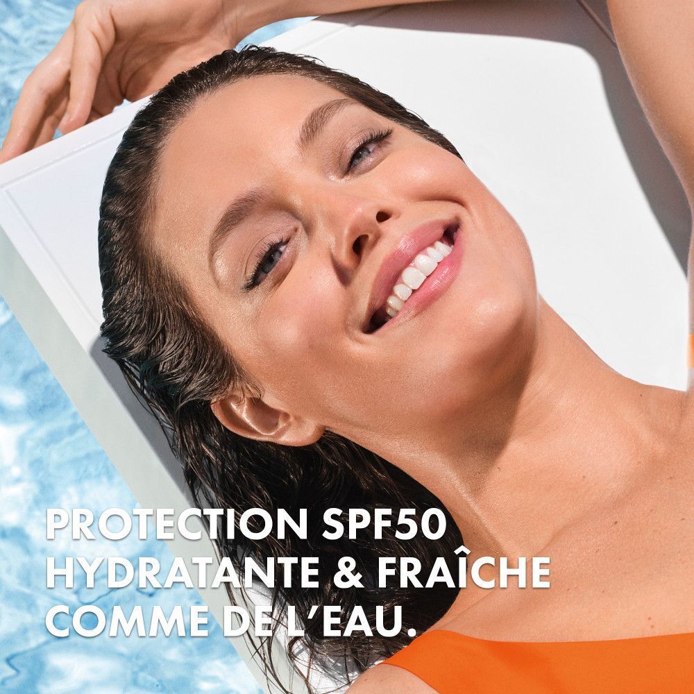 Femme allongée au bord d'une piscine. Texte: PROTECTION SPF50 HYDRATANTE & FRAÎCHE COMME DE L'EAU.