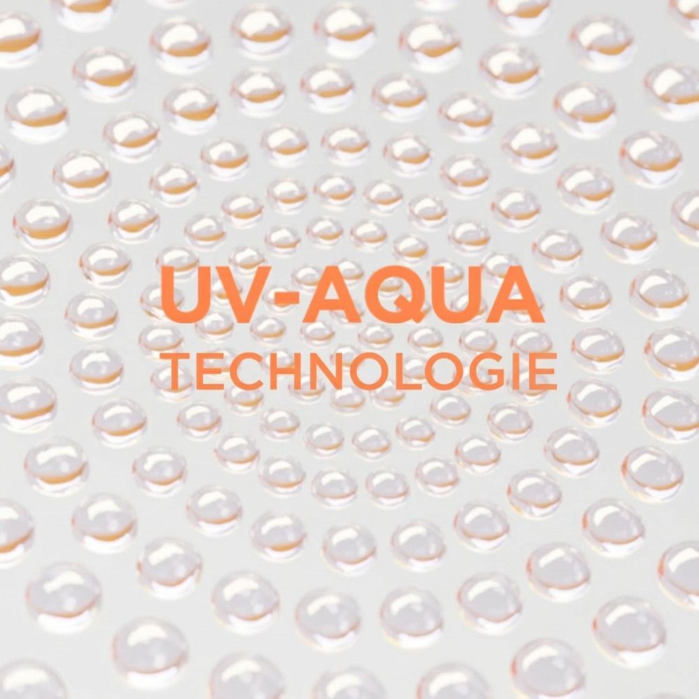 Eau avec des gouttes. Texte: UV-AQUA TECHNOLOGIE.