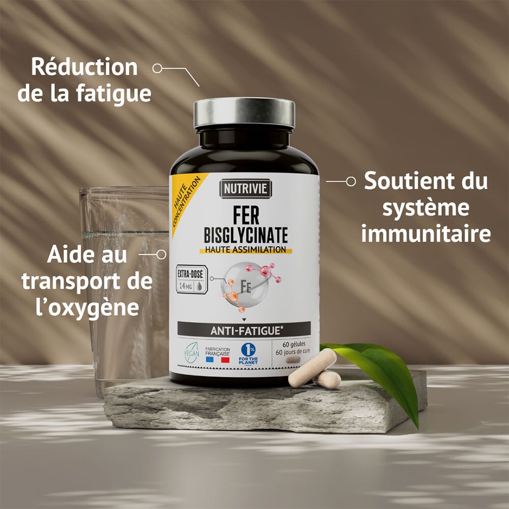Flacon NUTRIVIE Fer Bisglycinate à côté d'un verre d'eau, posé sur une pierre.