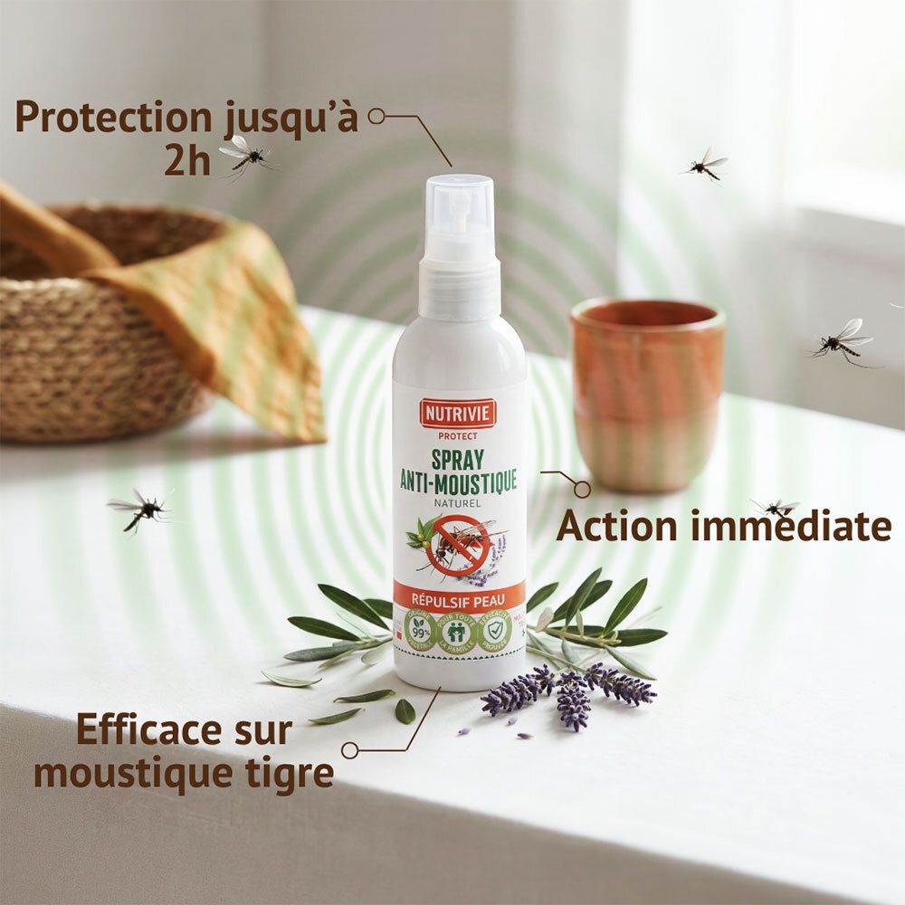 Bouteille Nutrivie Protect Spray Anti-Moustique Naturel sur table avec herbes. Moustiques volant autour de la bouteille.