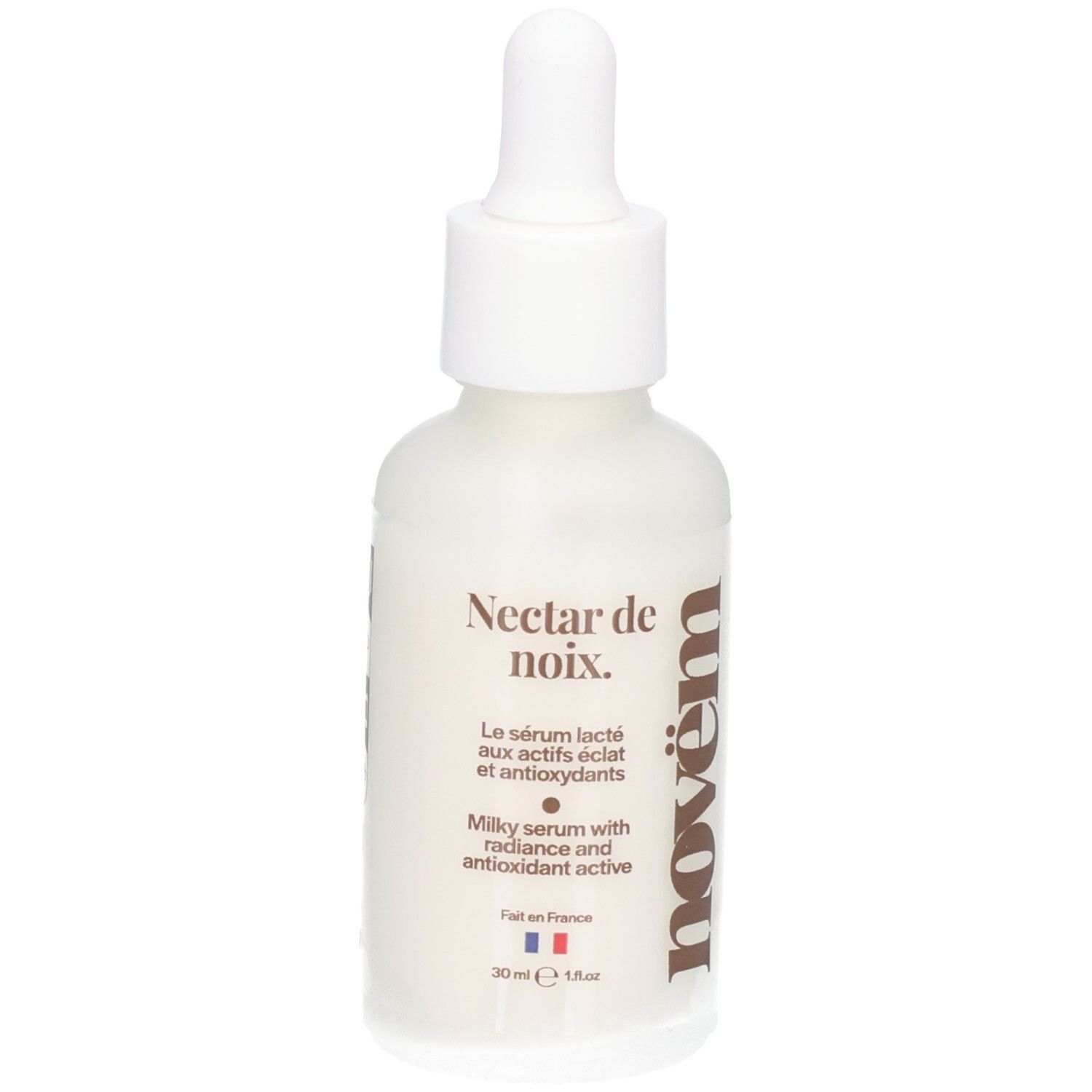 Flacon blanc avec pipette. Inscription : Nectar de noix. Milky serum with radiance and antioxidant active. Marque : novëm.
