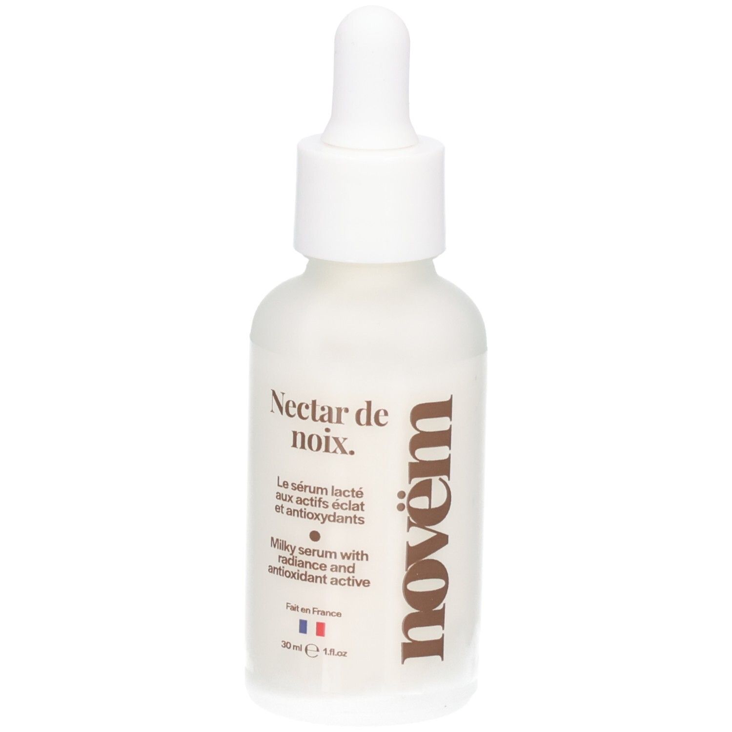Flacon blanc avec pipette. Inscription : Nectar de noix. Milky serum with radiance and antioxidant active. Marque : novëm.