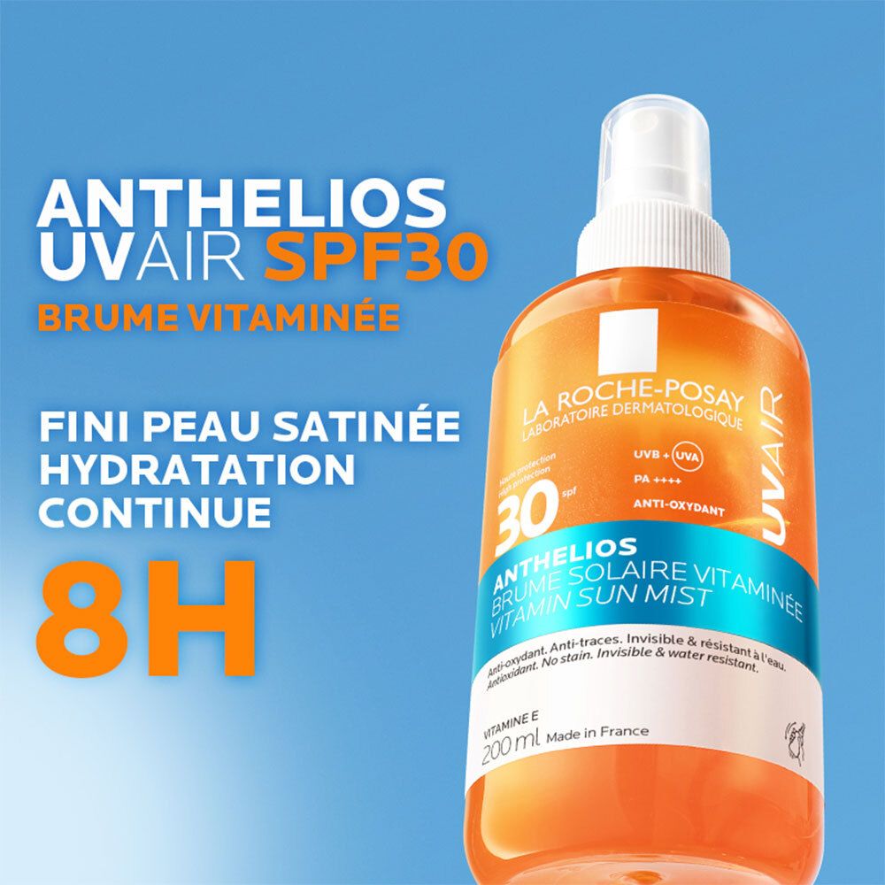 Flacon spray orange avec étiquette bleue. Texte : Anthelios UVair SPF30 Brume Vitaminée. 200 ml.