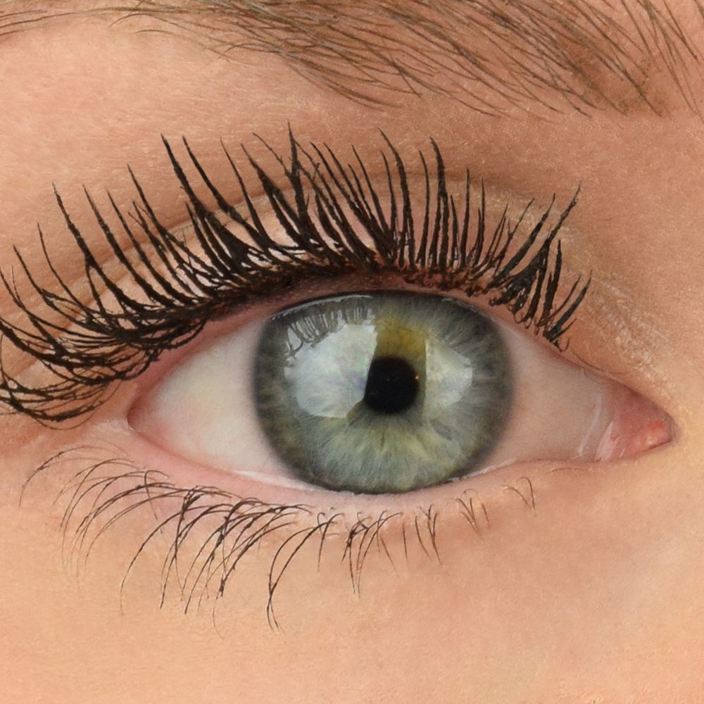 Cils avec le mascara BOHO Green Make-Up Gypsy Volume 01 Noir.
