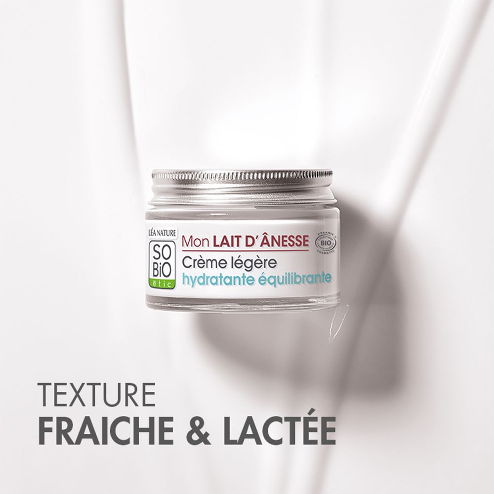 Crème légère équilibrante So Bio Etic dans un pot en verre, entourée d'une texture laiteuse.