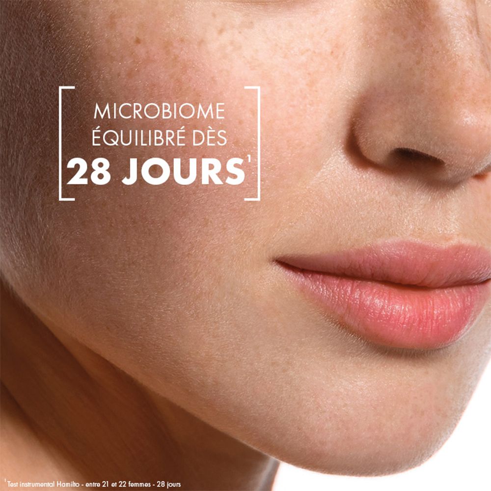 Gros plan d'un visage affichant une peau équilibrée avec le texte 'Microbiome équilibré dès 28 jours'.