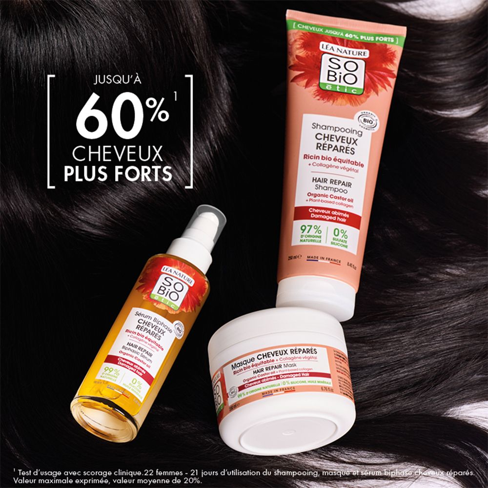 Pot de masque capillaire, tube de shampooing et flacon pulvérisateur sur cheveux foncés.