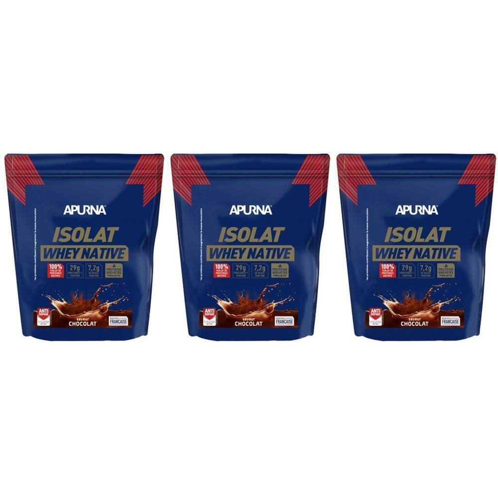 Trois sachets APURNA ISOLAT WHEY NATIV CHOCO. Emballage bleu avec coin rouge. Texte: ISOLAT WHEY NATIV, CHOCOLAT.