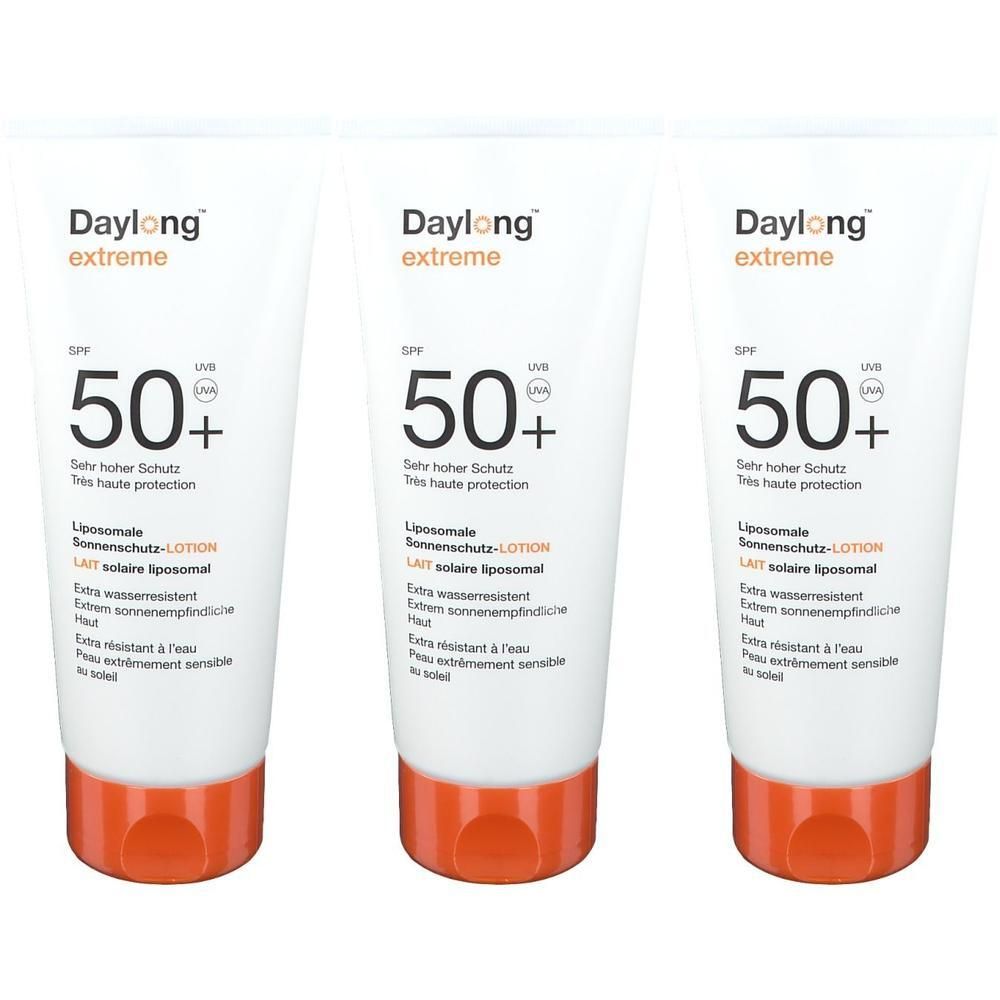 Trois tubes de lotion solaire. Tubes blancs avec bouchon orange. Inscription : Daylong extreme, SPF 50+, Lait solaire liposomal.