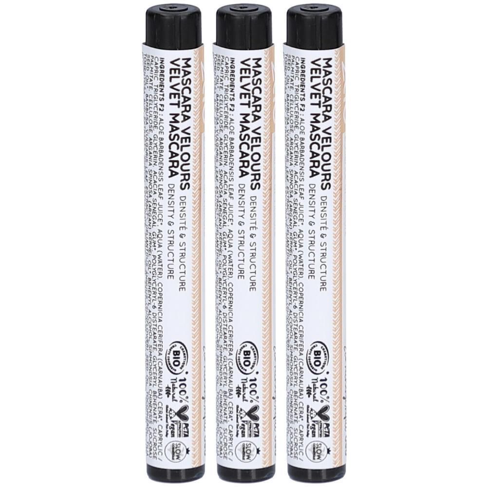 Trois tubes de mascara avec bouchons noirs. Inscription: MASCARA VELOURS, DENSITE & STRUCTURE, VELVET MASCARA, certification BIO.