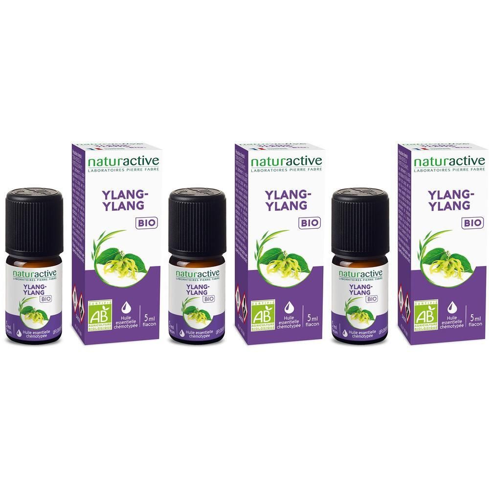 Trois flacons d'huile essentielle d'ylang-ylang avec emballage. Flacons en verre brun, bouchon noir. Étiquettes blanches avec texte et logo. Certification bio.