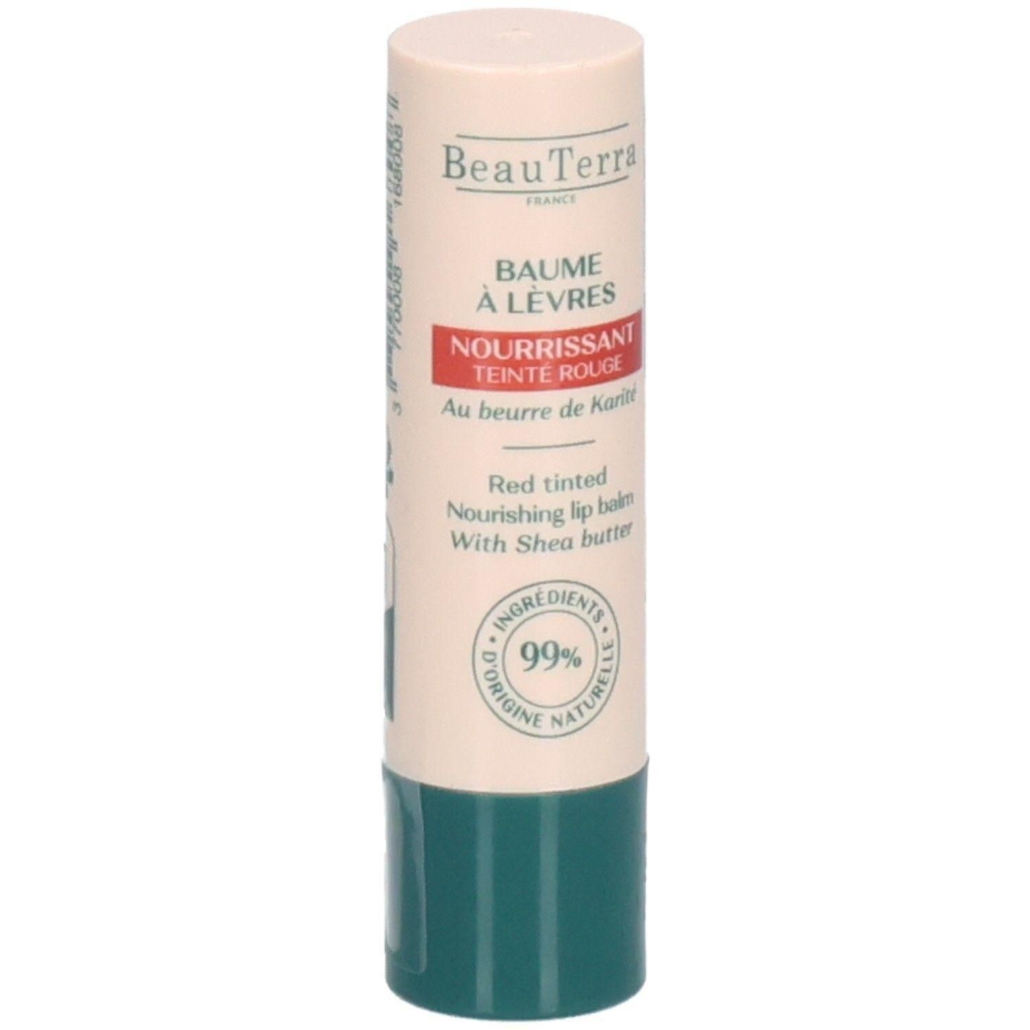 Stick de baume à lèvres. Étui beige et vert. Inscriptions: BeauTerra, Baume à Lèvres, Nourrissant Teinte Rouge. Beurre de karité. 99% ingrédients naturels.