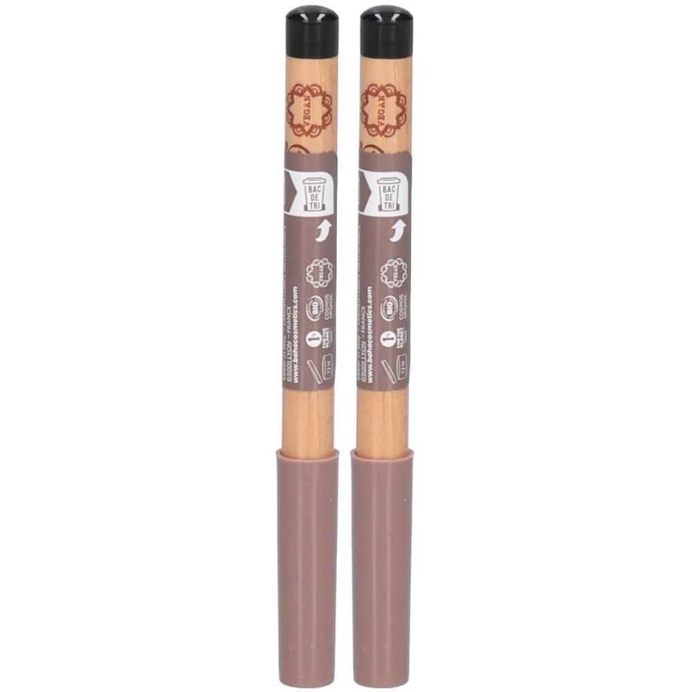 Deux crayons yeux noirs. Corps en bois avec bande de papier marron. Capuchon noir. Manchon marron.