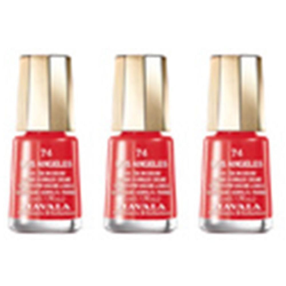 Trois flacons de vernis à ongles rouges. Bouchon doré. Inscription : 74 LOS ANGELES. Marque : MAVALA.