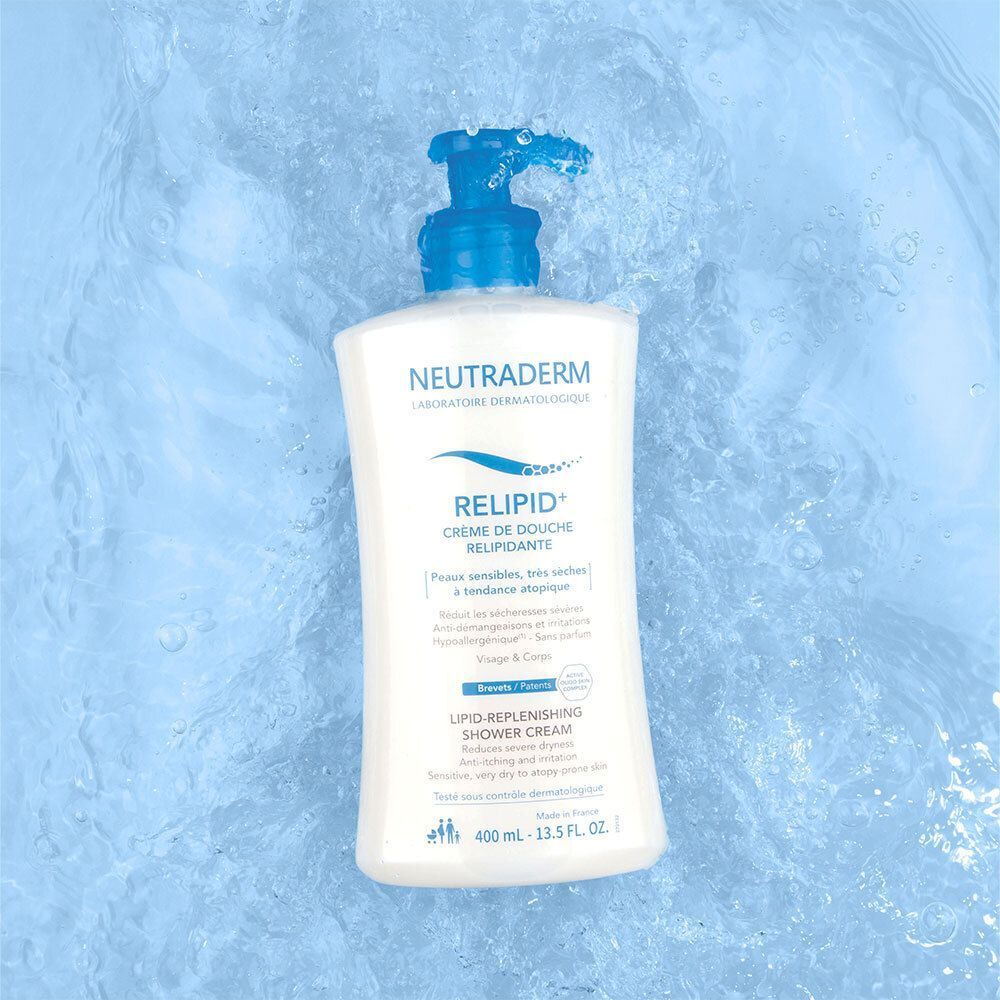 Flacon blanc avec pompe bleue dans l'eau. Inscription: NEUTRADERM RELIPID+ CRÈME DE DOUCHE RELIPIDANTE. 400 ml.