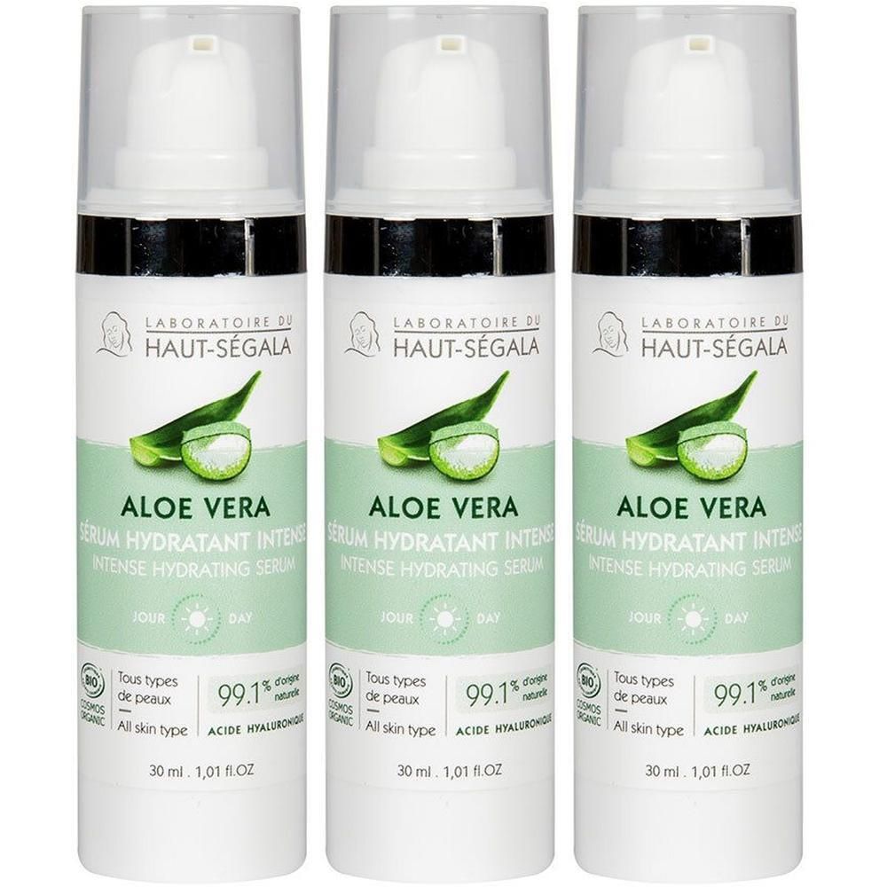 Trois flacons de sérum. Inscription: LABORATOIRE DE HAUT-SEGALA, ALOE VERA, Sérum Hydratant Intense. Avec image d'aloe vera et texte.