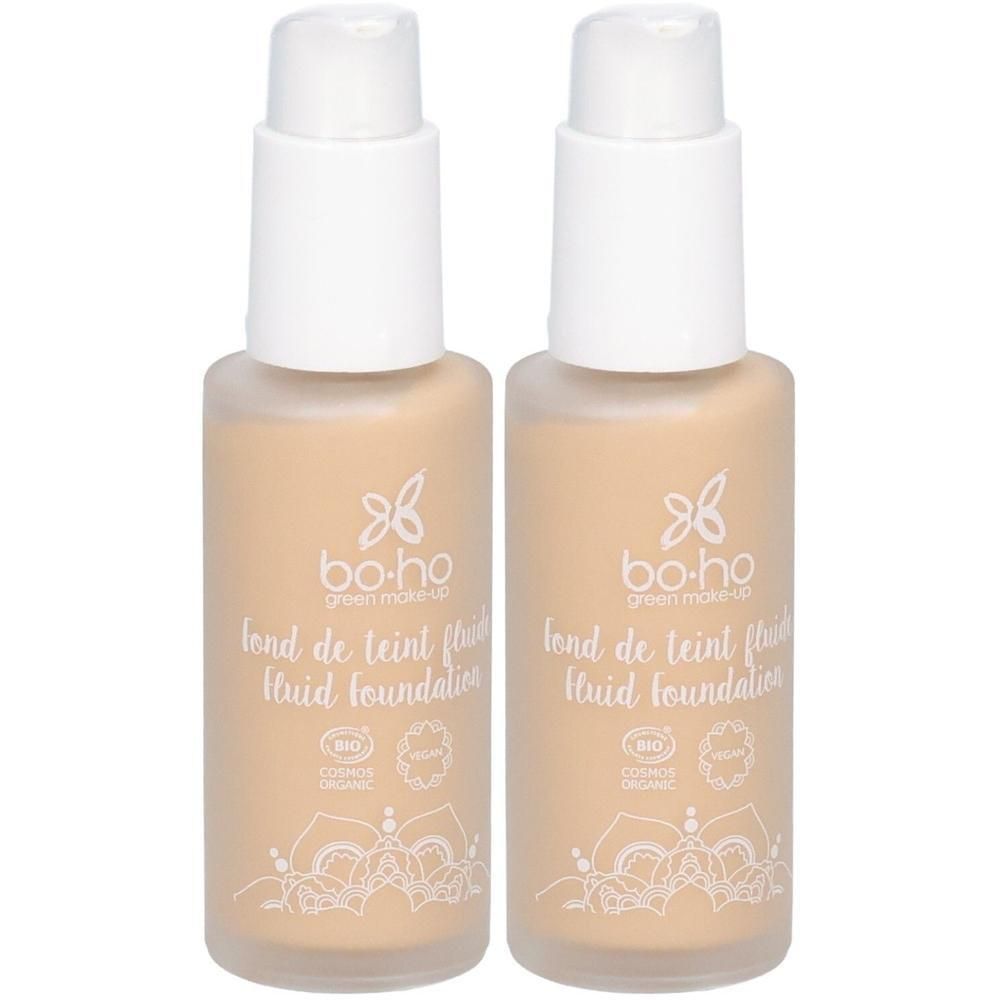 Deux flacons de fond de teint. Liquide beige dans des flacons transparents avec pompe blanche. Inscription : bo-ho, fond de teint fluid foundation.