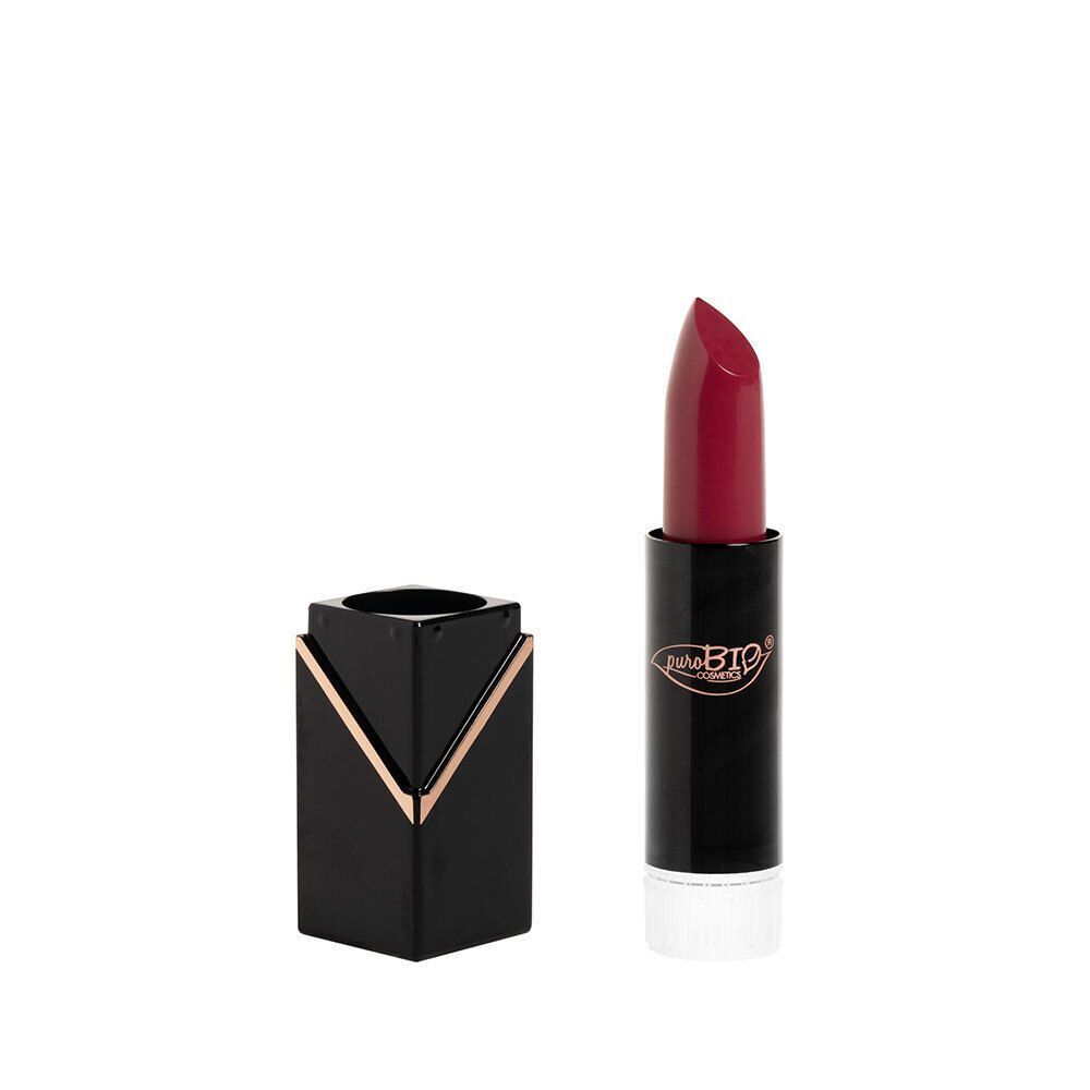 Un rouge à lèvres fuchsia semi-mat ouvert. Tube noir avec détails dorés et logo "puroBIO cosmetics" visible.