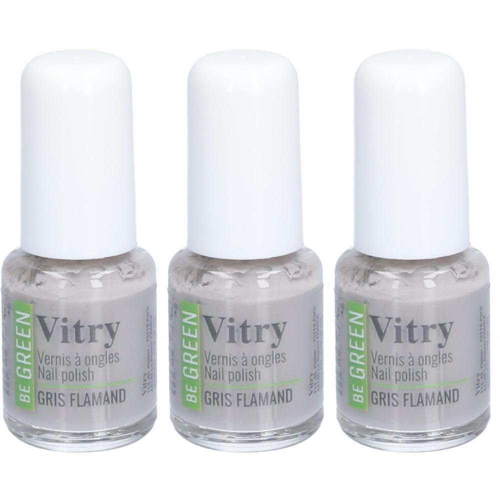 Trois flacons de vernis à ongles gris avec bouchons blancs. Étiquettes : "Vitry BE GREEN GRIS FLAMAND".